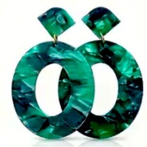 Pretty Jade Green Oval Drop Earrings NEW NWT
